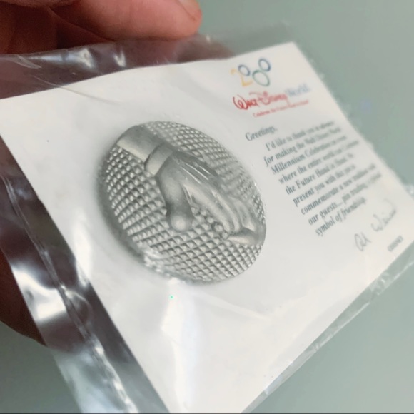 Celebrate The Future Hand In Hand - Walt Disney World Millennium Friendship Pin - Picture 8 of 8